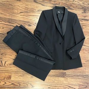 Gorgeous Zara women’s black tuxedo jacket and pants size Large